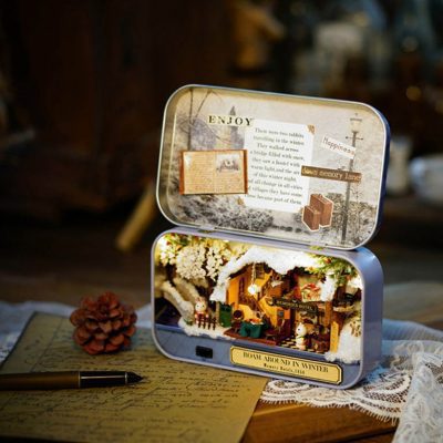 תיבת תאטרון, מיני בובות ריהוט ואביזרים 4